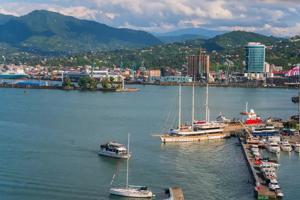 Gemiler limanda bekliyor.