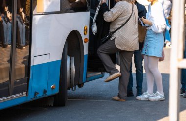 İnsanlar toplu taşıma araçlarına...