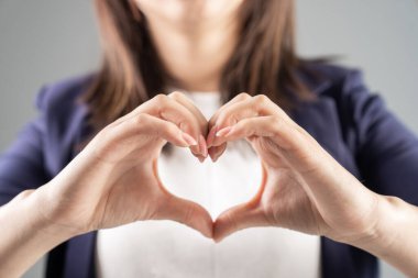 Gri sırtüstü kalbi olan bir kadın