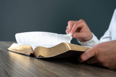Masada kitap okuyan bir adam!