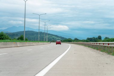 Araba otoyolda giderken...