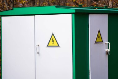 Ormanda elektrik paneli var.