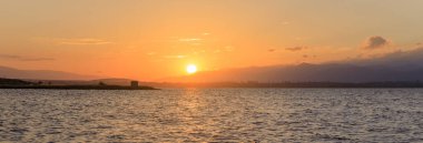 Güneşin renkleriyle güzel bir göl.