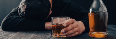 Üzgün adam elinde alkol bardağı