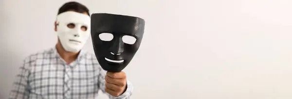 Homem Usando Máscara Branca Segurando Máscaras Negras Sua Mão Máscara Imagens Royalty-Free