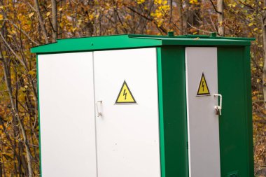 Ormanda elektrik paneli var.