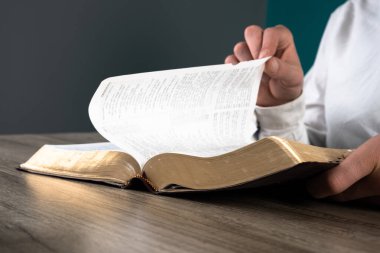 Masada kitap okuyan bir adam!