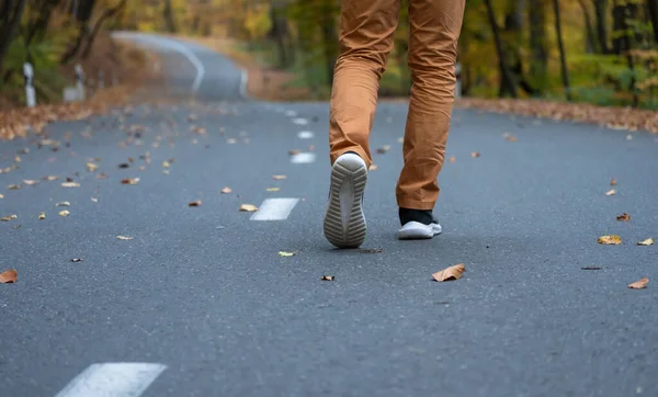 남자는 가을에 아스팔트 도로를 스톡 이미지