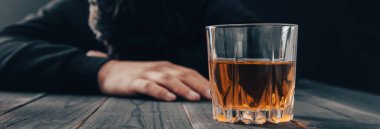 Masasında bir bardak alkol olan üzgün bir adam!