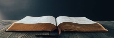 Kutsal İncil 'i aç ahşap masanın üzerinde.