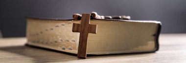 Ahşap arka planda haç ve İncil