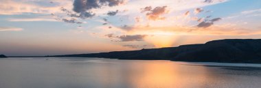 Güzel güneşin altında dağlı göl