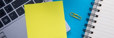 Ofis masası ve istasyon masasının üst görünümü