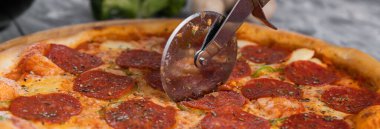 Pepperonili pizza manzaralı. Kiftli pizza.