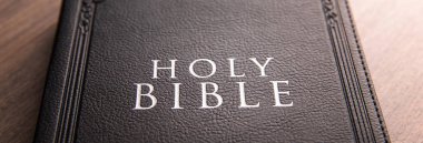 Kutsal İncil ahşap masanın üstünde.