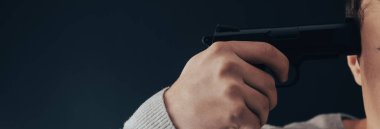 Genç adam kafasına silah dayıyor. İntihar kavramı