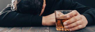 İç mekanda alkol içen depresif genç adam.