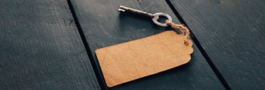 Etiketli antika anahtar veya ta