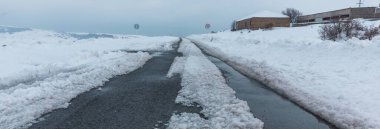 Kış arkaplan yolu kar ve ic ile kaplı