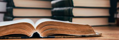 Masada bir yığın eski kitap var.