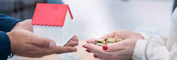 Bienes Raíces Mano Mujer Que Sostiene Dinero Con Modo Casa — Foto de Stock