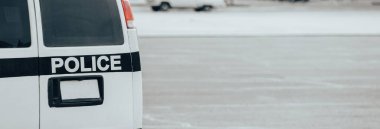 Polis arabası sokak yolunda.