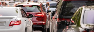 Otoyoldaki arabalar trafikte.