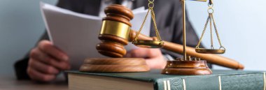 İş ve avukatlar büro masasında pirinç tartı ile sözleşme belgelerini tartışıyorlar.