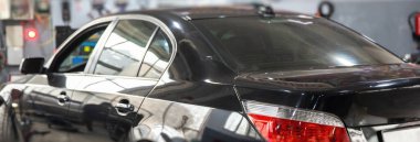 Garaj servis istasyonunda hafif odaklı bir araba tamiri.  