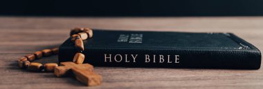 Bibl üzerinde ahşap Hristiyan haçı.