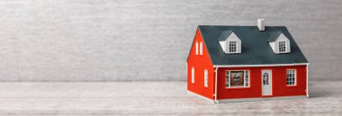 Ev modeli ahşap masa, ev ve yatırım gayrimenkul konseptine konuldu