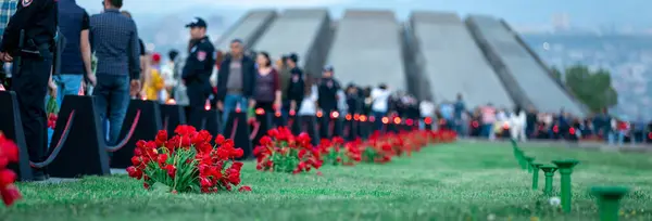 Θρήνοι Αρμένιοι Λουλούδια Περπατούν Στο Tsitsernakaberd Στο Μνημείο Της Γενοκτονίας Εικόνα Αρχείου