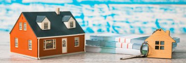 Masasında para olan ev modeli, emlak danışmanı.