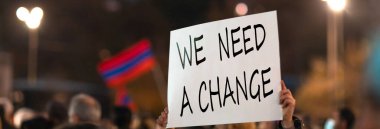 Değişikliğe ihtiyacımız var. Sahnede protesto yapan gençler