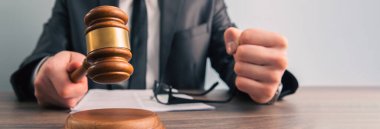 Adalet ve hukuk kavramı. Mahkeme salonunda erkek yargıç ve...