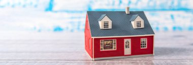 Emlak konsepti. Masadaki ev modeli.