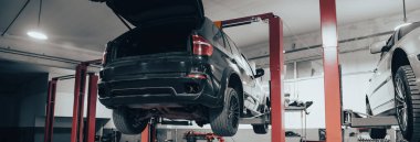 Asansördeki araba. Motor yağı ve şanzıman denetimini değiştir