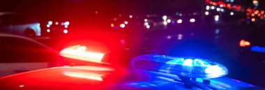 Gece lambasında polis arabası