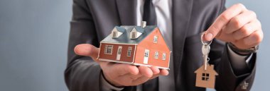 Emlakçı Han 'da evin anahtarlarını teslim ediyor.