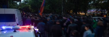 Bir grup protestocu genç ve polis arabası