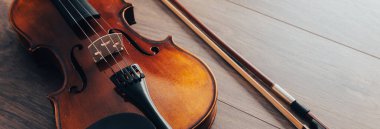 Keman masanın üstünde. Müzik enstrümanı