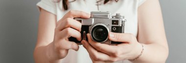 Han 'ında eski model bir kamera tutan bir kız.