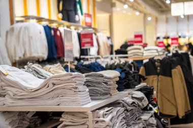 Giysi mağazası, raflara dizilmiş kıyafetler.