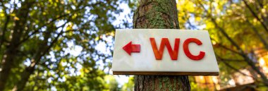 Ön taraftaki ağaçta WC işareti var.