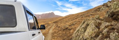 Cip kuru, dağlık bir yerde duruyor.