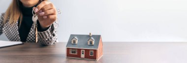 Yeni sahibinin ev anahtarı kadının elinde. Mülk ev satışı