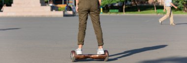 Kentte uçan kaykaya binen bir kız