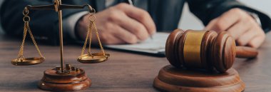 Yargıç kağıtları imzalar ve tokmakla vurur. Adaletin terazisi