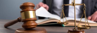 Yargılama, çekiç ve terazinin önünde kitap okur. Mahkeme salonu.