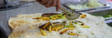 Adam Pita Brea 'de fast food pişiriyor.